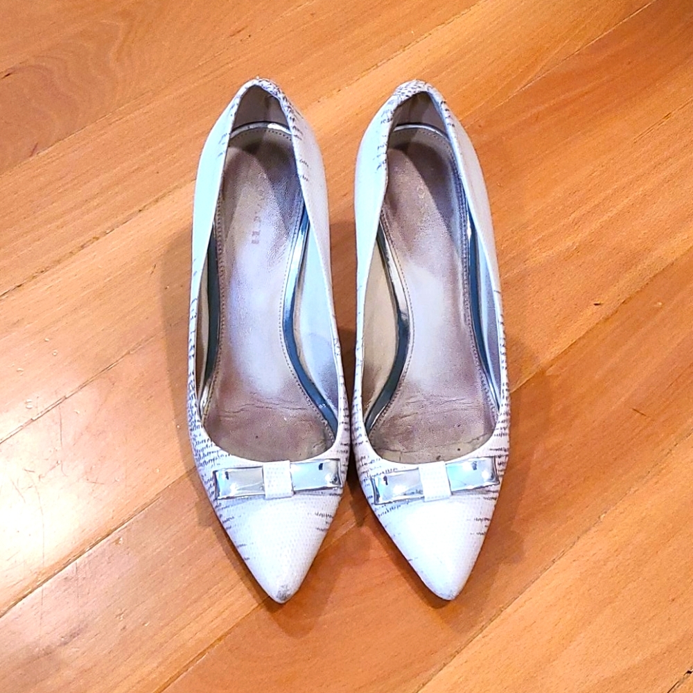 COACH- High Heel offwhite w/silver lines & a Metal Silver Bow on front